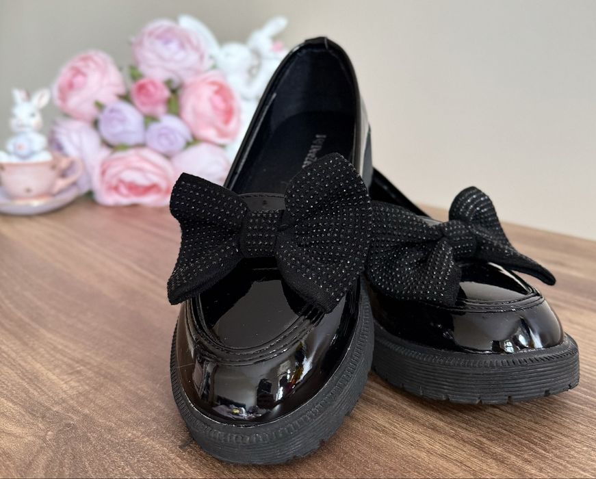 Lakierki czarne. Eleganckie buty. Półbuty