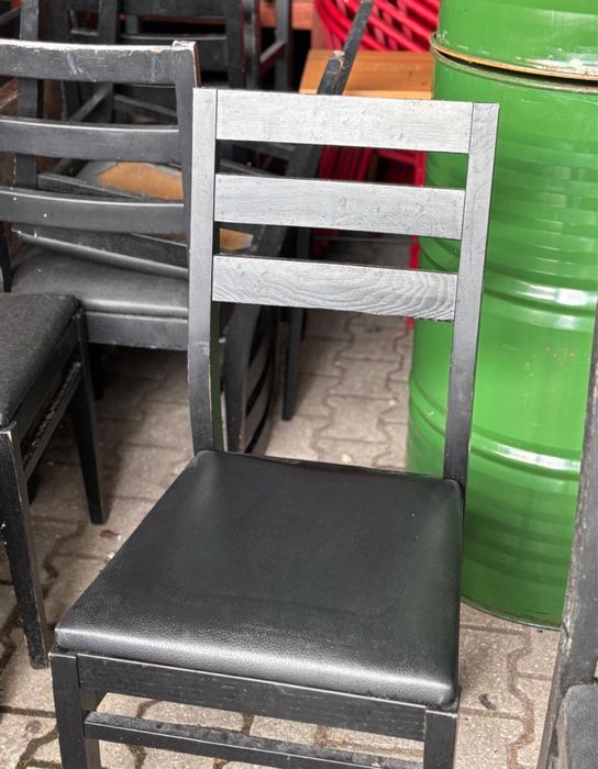 Lote 100 Cadeiras de restaurante estofadas de couro por 2000€