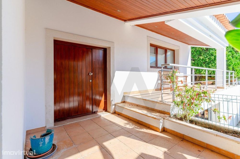 Moradia T4+1 com piscina, jardim amplo e garagem | Barcarena