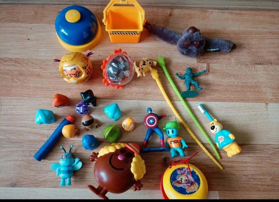 Nr81) mix różności dla chłopca bączek figurki dzwonek