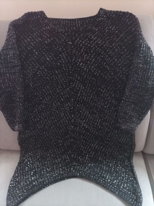 Sweter czarny w szpic