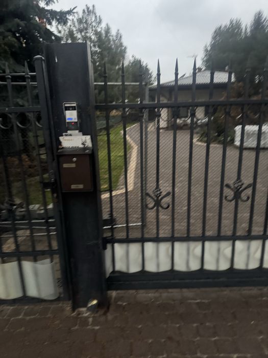 Brama przesuwna ozdobna z furtka