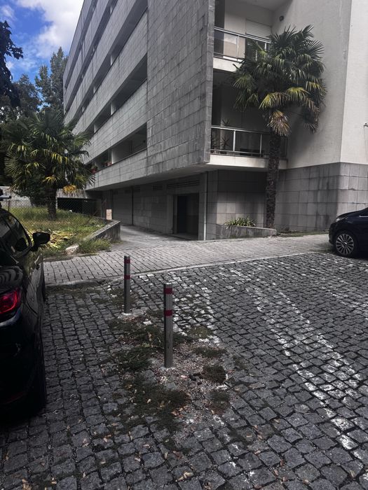 Arrenda-se garagem fechada com 23m2, em Guimarães.