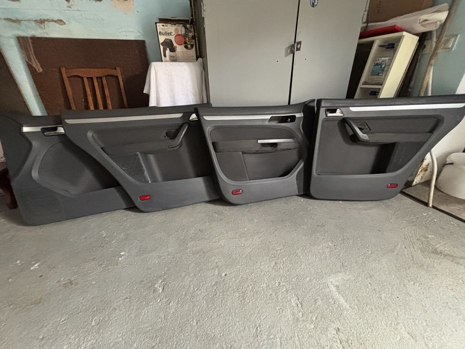 Комплект дверних карт Volkswagen Tоuran 2003-2010 рік