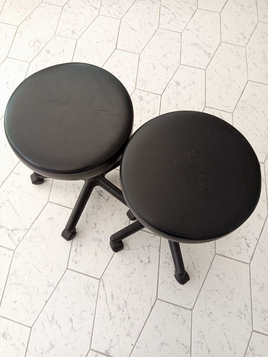 Conjunto de 2 bancos com base giravel e elevação