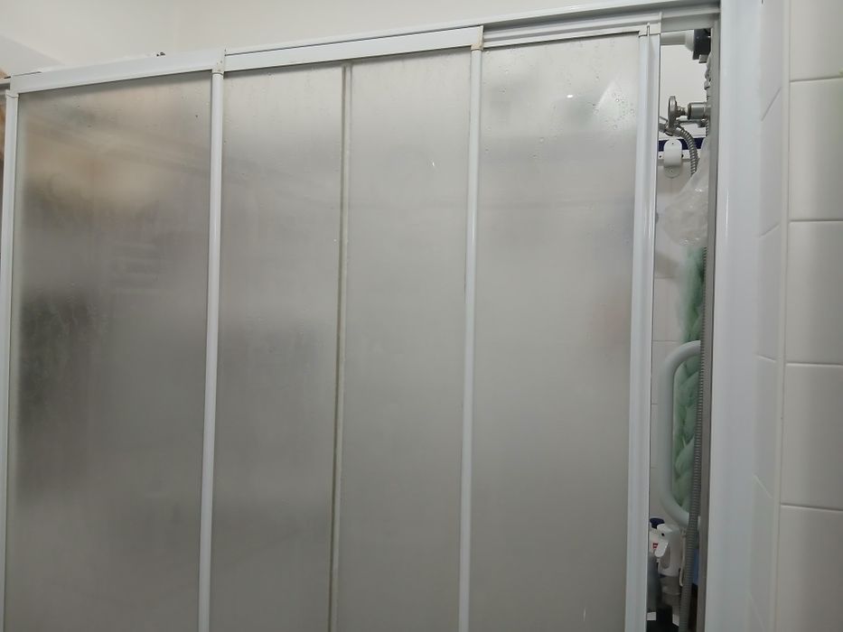 Banheira com hidromassagem + abrigo .