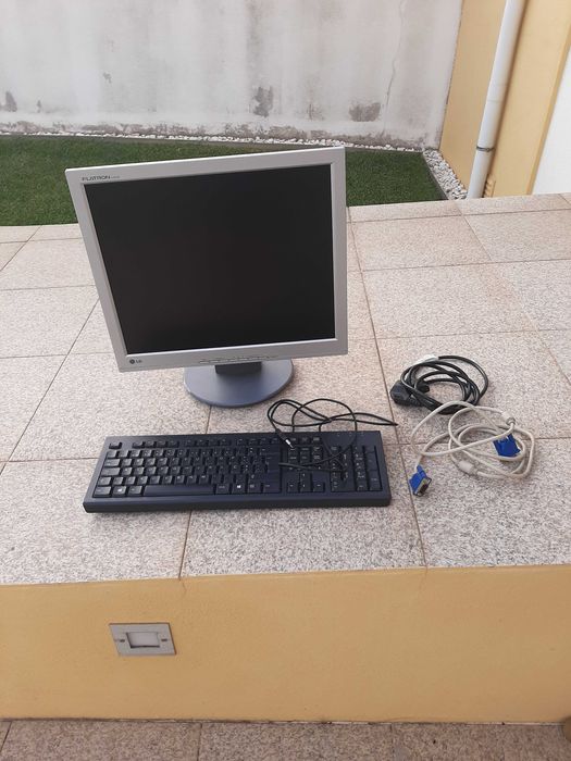 LG Flatron L1915S Monitor and Mouse64552550227330121