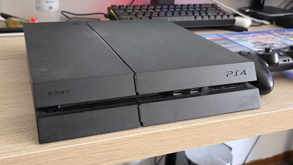 Vendo Playstation 4 com 2 comandos mais 3 jogos