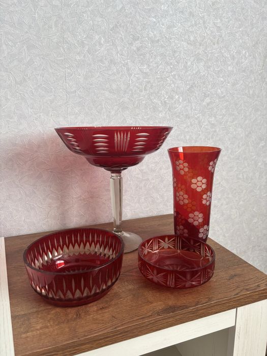 Радянські вироби з червоного різьбленого скла