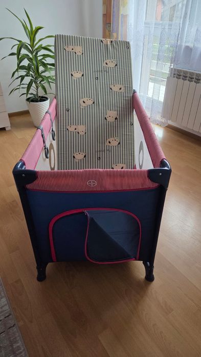 Łóżeczko turystyczne z materacem