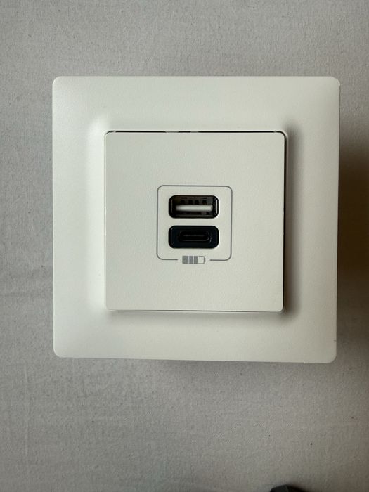 Schneider Eletric - Tomada USB / Controlo Estore / Regulador de Luz