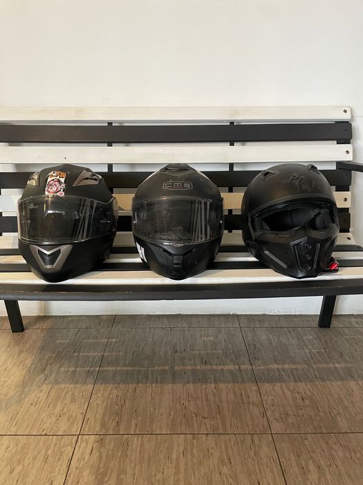 Três capacetes de mota