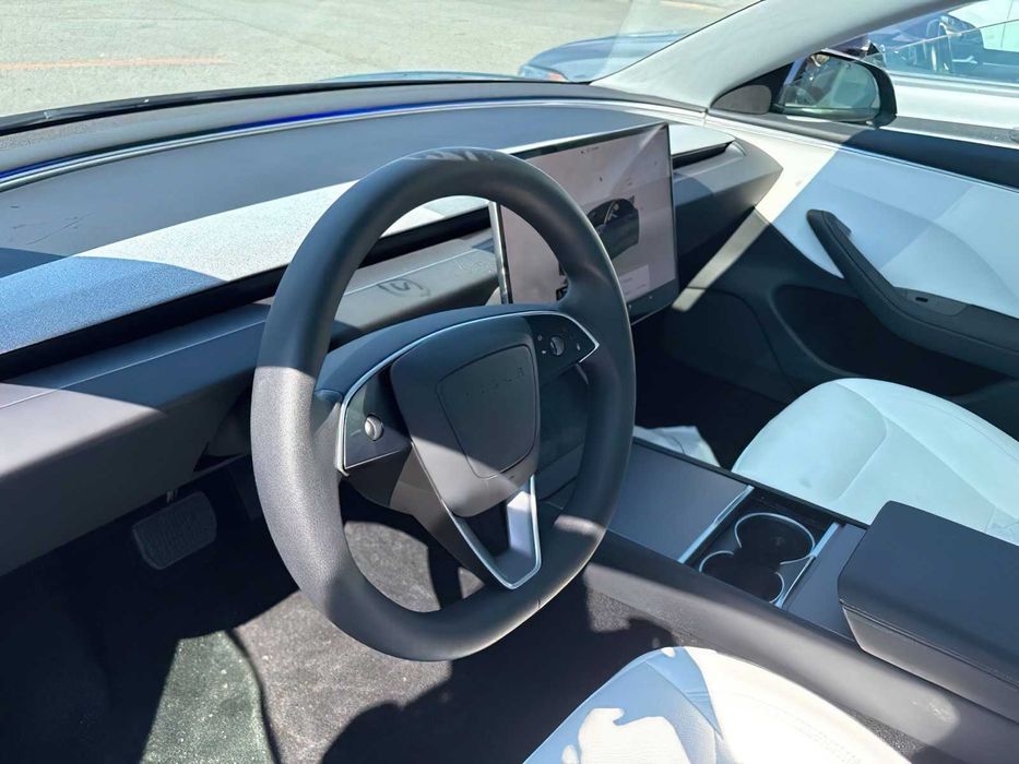 Tesla Model 3 Long Range      2025
