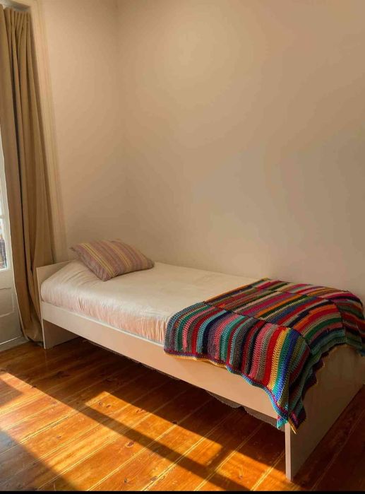 Quartos para estudante universitária, junto ao metro de Arroios, Praça do Chile. Fazemos contrato de arrendamento e emitimos fatura recibo