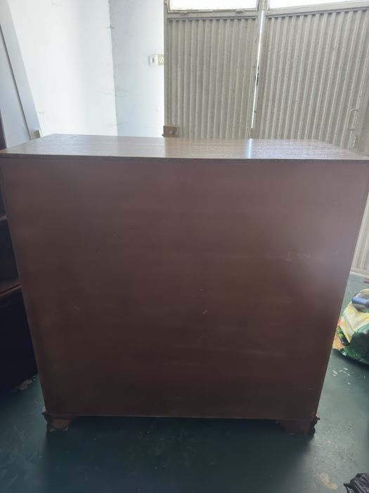 A vender móvel em bom estado de madeira