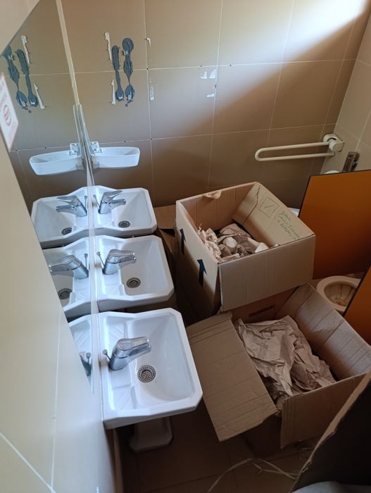 Loiças sanitárias para infantário (sanitas e lavatórios)