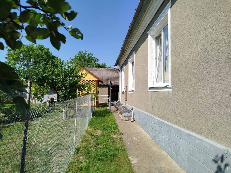 Частина будинку і земельна ділянка