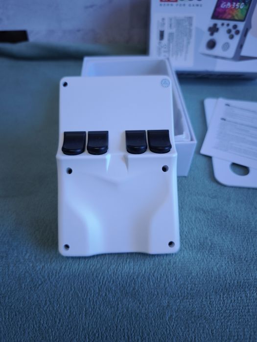 consola de jogos portátil GB350 branca com ecrã IPS de 3,5 polegadas.