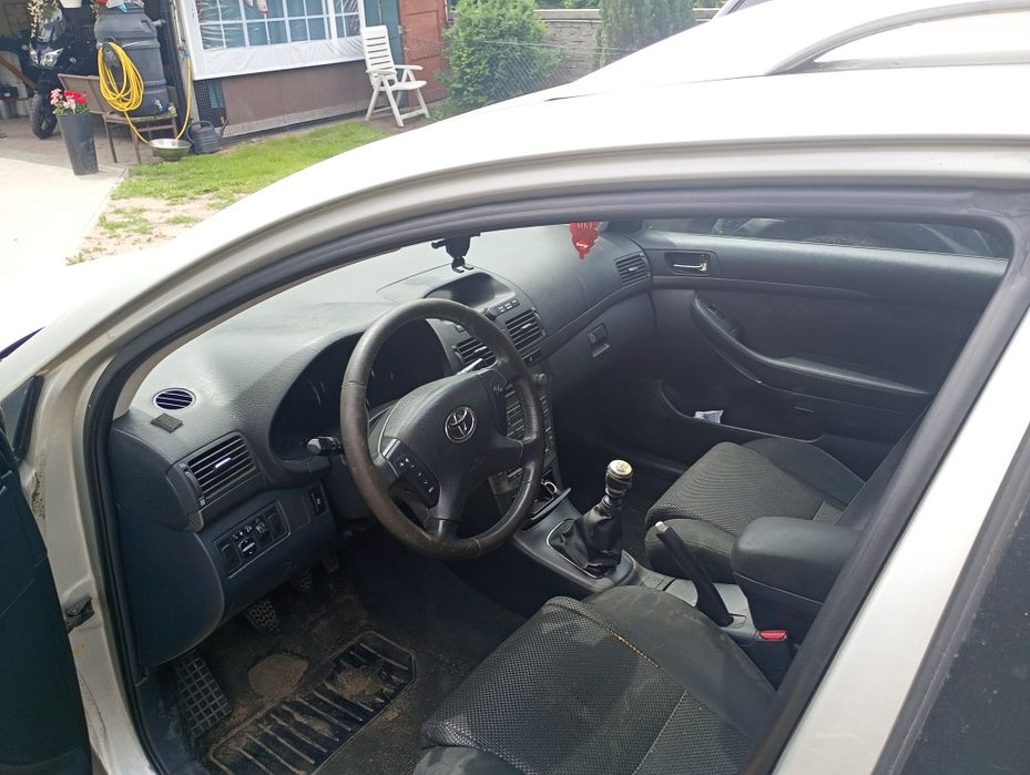 Toyota Avensis  2.2  177km
