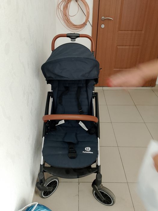 продам прогулочну коляску Petite& Mars Cross