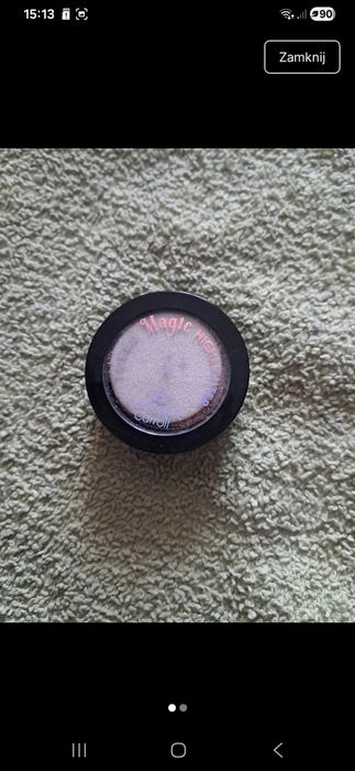 Rozświetlacz do twarzy Constance Carroll.