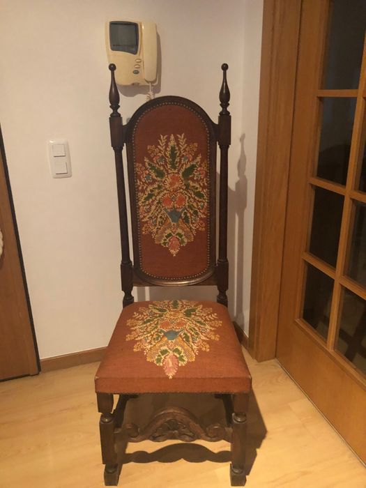 Cadeira com estofo bordado