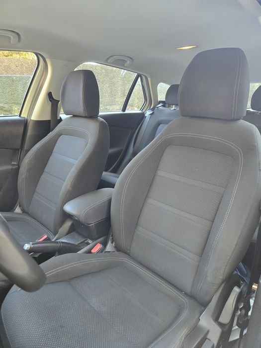 Luxo e conforto em um carro extremamente novo e revisado esse mês