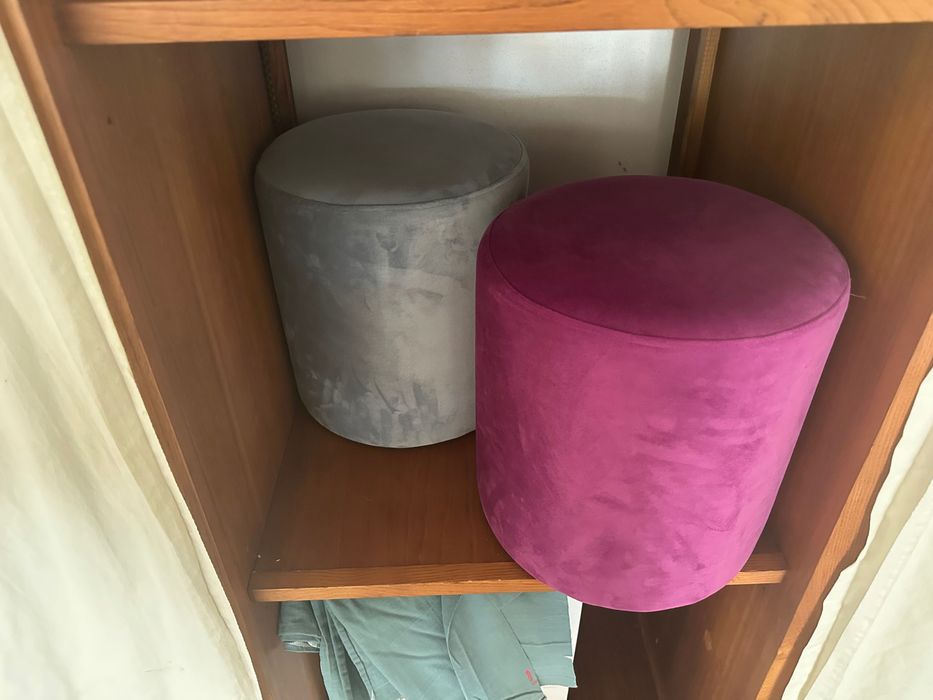 Puffs aveludado azul e rosa
