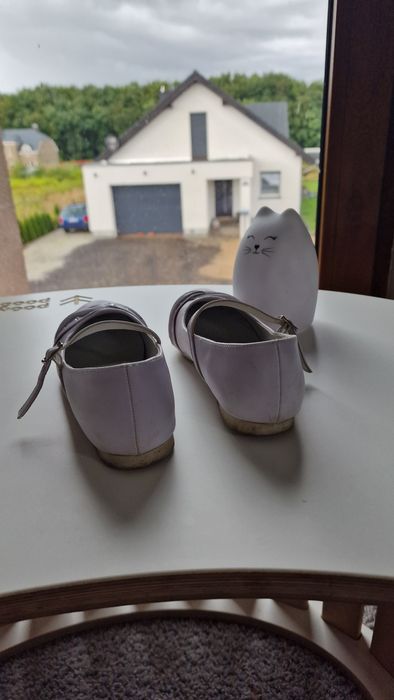Buty komunijne białe.
