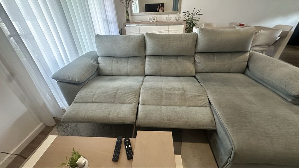 Sofá cinza com 2 motores