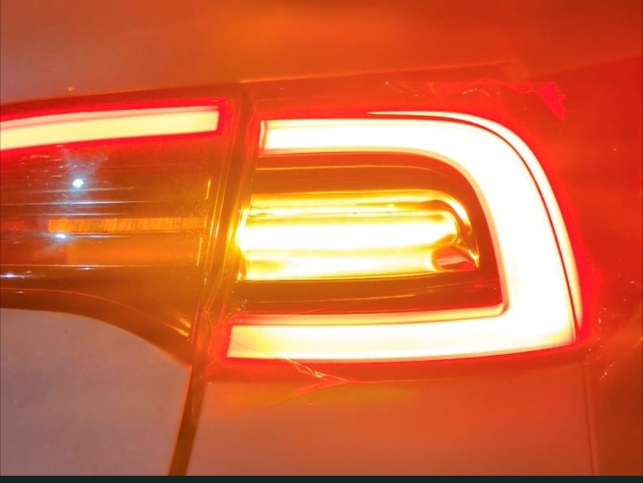 Задний фонарь Tesla Model 3 / Model  Y,  жёлтый поворотник