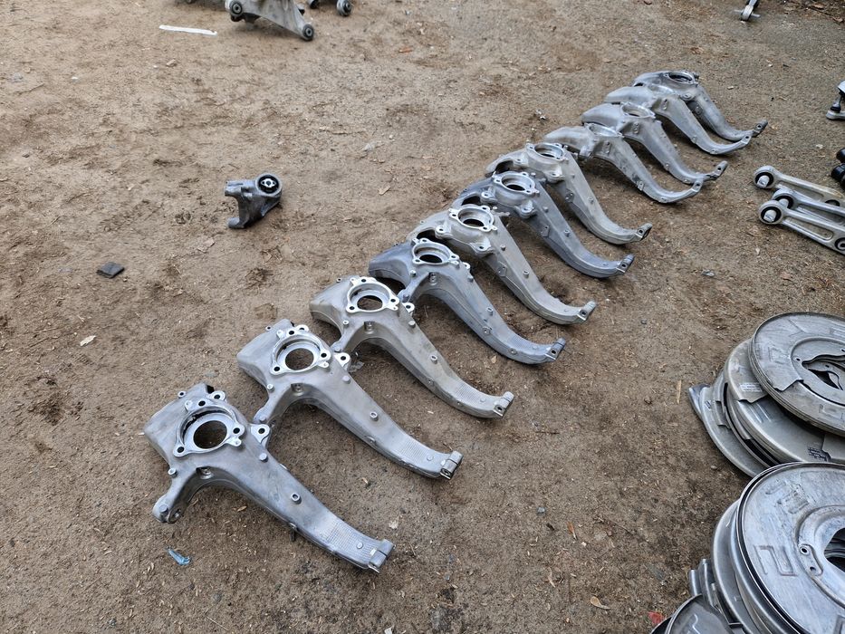 Цапфа передняя Tesla Model Y оригинал разборка Поворотный кулак