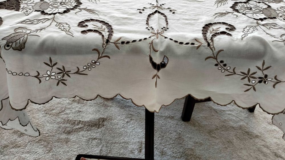 Toalha de linho com bordado da Madeira 230x140 cm- 12 guardanapos