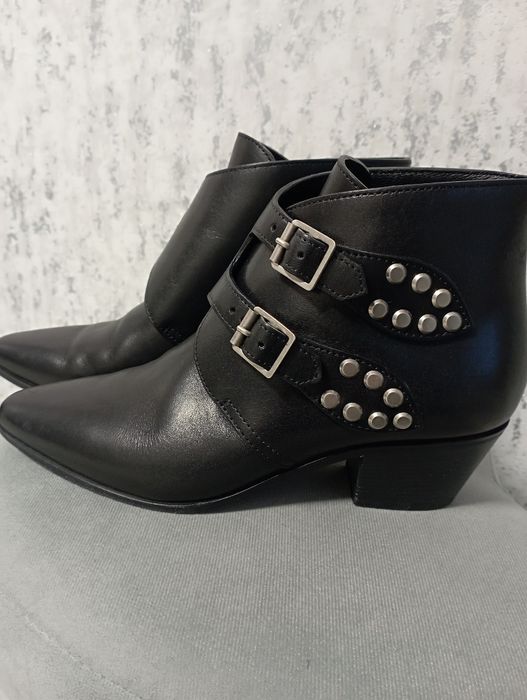 Черевики Saint Laurent.