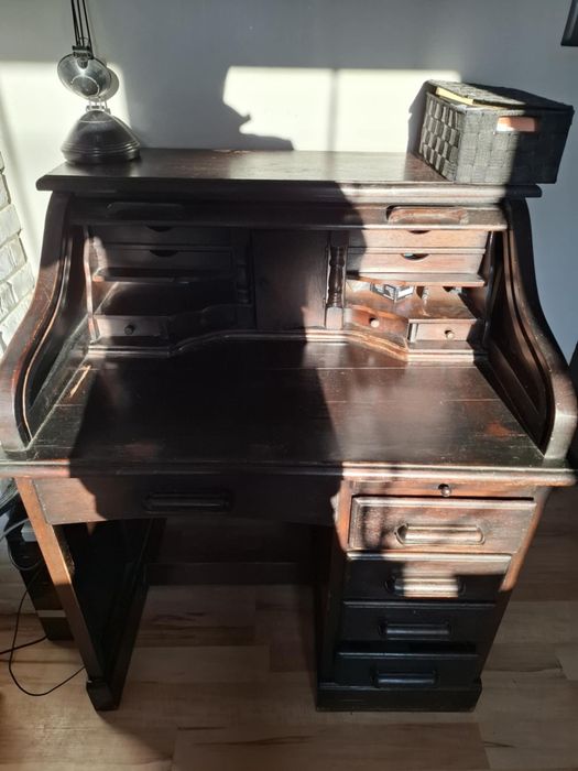 Drewniany sekretarzyk/biurko z rozsuwaną roletą