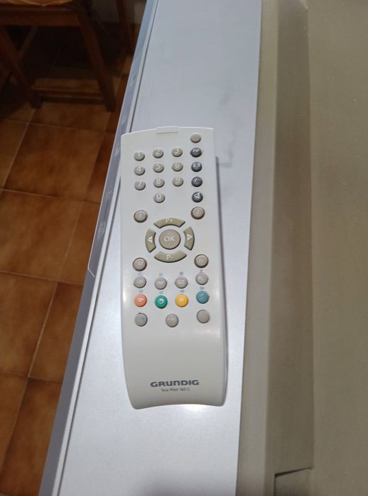 Televisão  com móvel, usada mas a funcionar  bem.