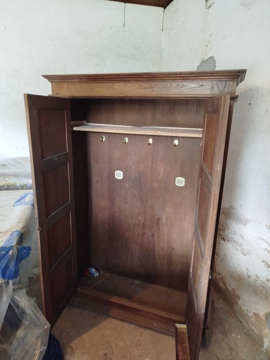 Roupeiro antigo com portas trabalhadas em bom estado de conservação