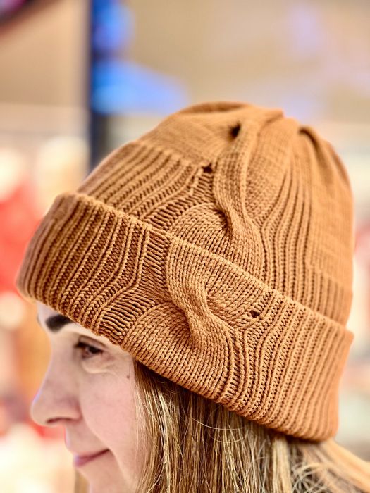 Шерстяная шапка ручной работы