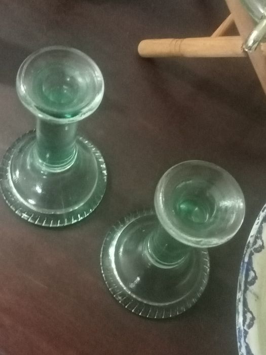 Dois castiçais de vidro esverdeado