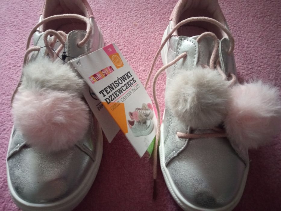 Buty 33 srebrne, pompony