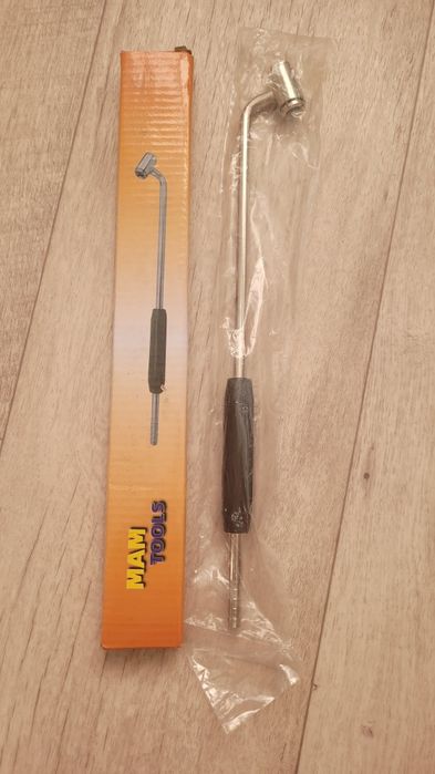 Ручка подкачки, ключ установки вентиля, шланг на пистолет подкачки