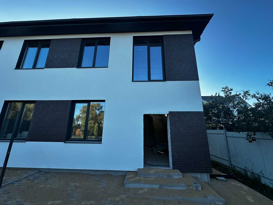 Будинок біля озера з пляжем