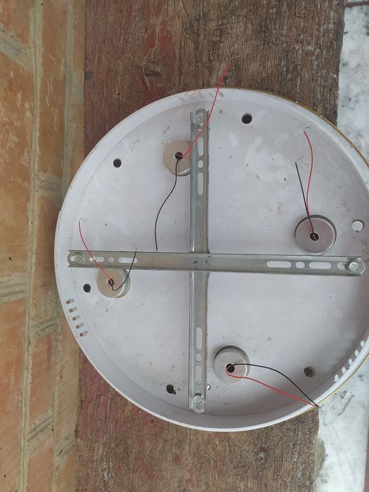 Люстра  золотиста чотири світлодіодні глазки в ній