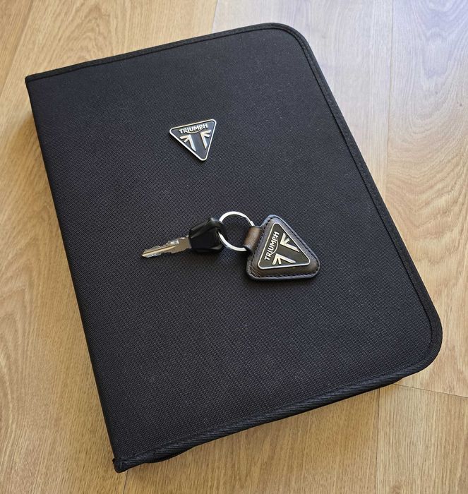 Triumph Bonneville Street Twin 900, em estado irrepreensível