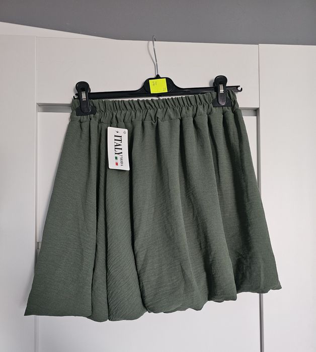 Krótka spódniczka bombka w kolorze khaki