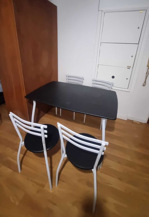 Conjunto mesa e cadeiras