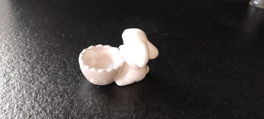 Figurka ceramiczna  zajączek na jajko