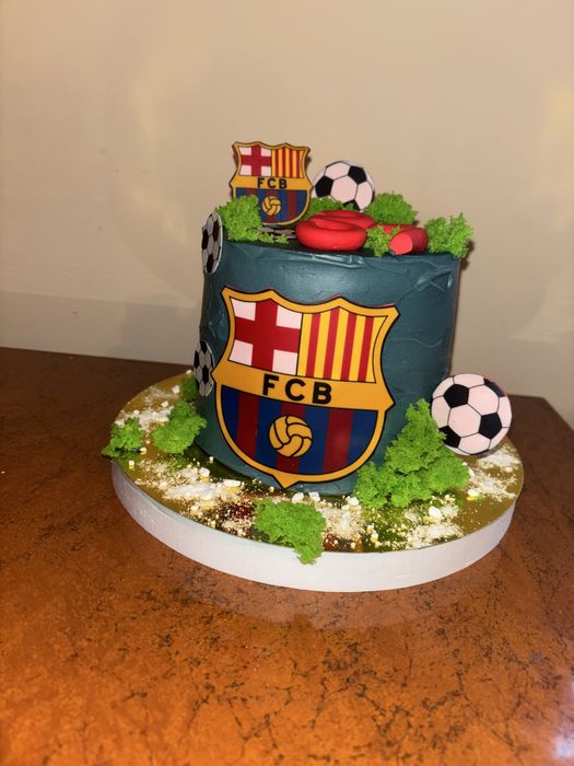 Torty artystyczne na zamówienie i deserki w kubeczkach.