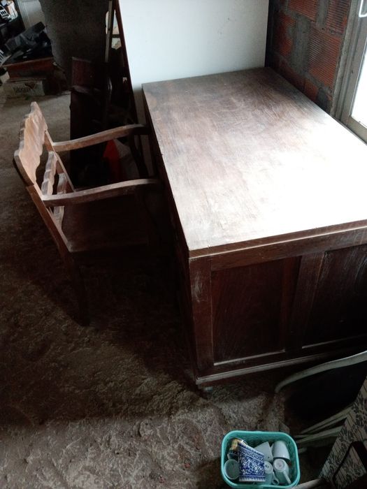 Secretária e cadeira antiga