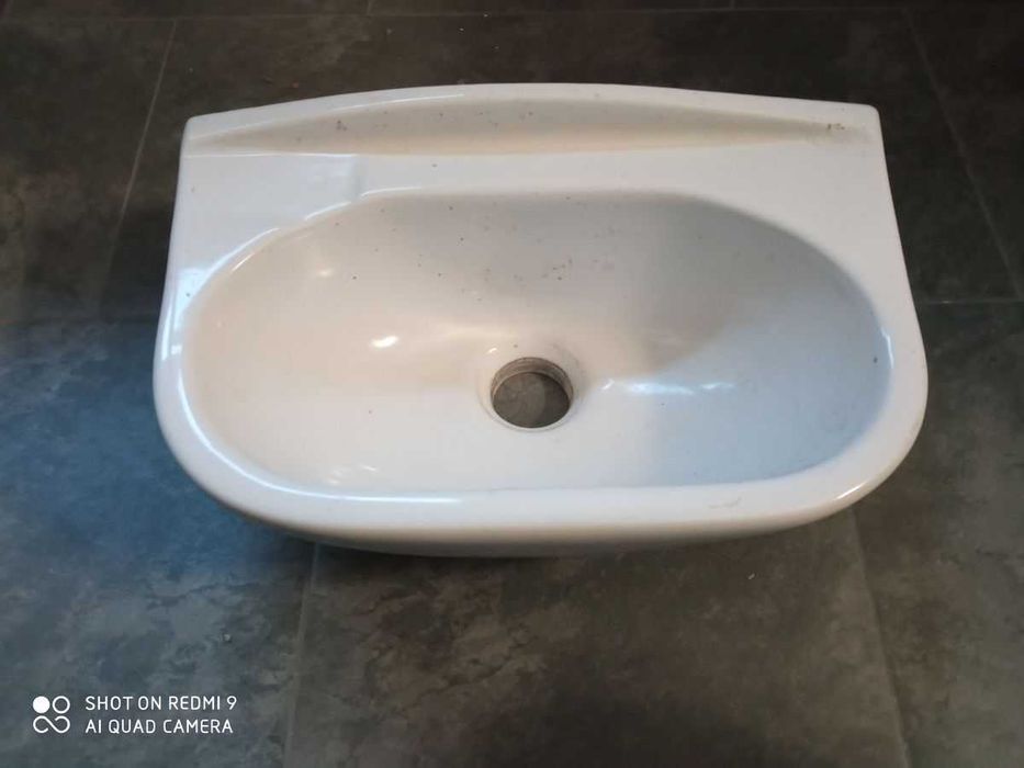 Sprzedam umywalkę naścienną 35cm x 25cm